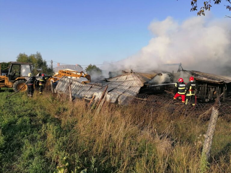 FOTO Casa unei bătrâne de 92 de ani din Frătăuții Noi a fost mistuită de flăcări