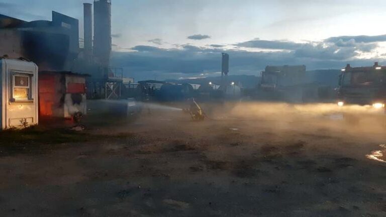Pagubă de 350.000 de lei produsă în urma incendiului izbucnit la stația de asfalt deținută de Autotehnorom la Dărmănești