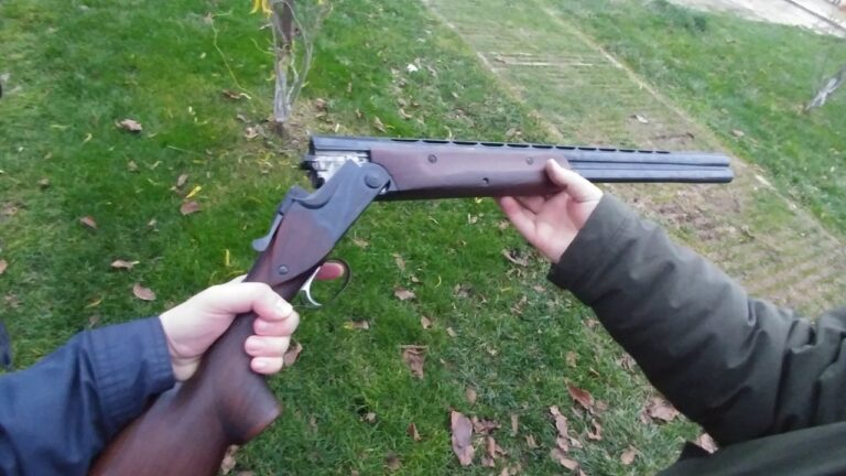 Un bărbat din Mălini a fost reținut după ce a bătut un tânăr din localitate, după care a mers în livada acestuia și a început să tragă cu o pușcă