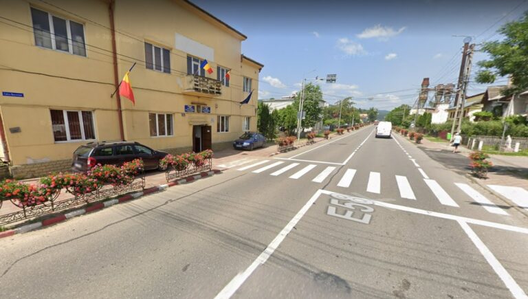Un pieton a fost lovit de o mașină pe trecerea din fața Primăriei Frasin