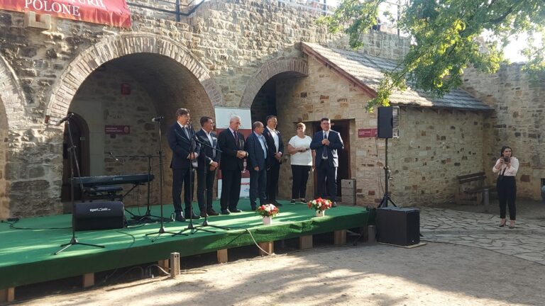 FOTO Cea de-a XXIII-a ediție a Zilelor Culturii Polone a debutat la Cetatea de Scaun a Sucevei. Vernisajul expoziției „Enigma. Victoria decriptării” și concertul Mariei Chaykovskaya au avut mare succes printre participanți