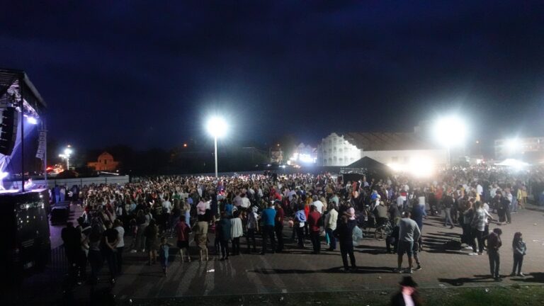 FOTO Vicovenii au sărbătorit până noaptea târziu „Zilele Vicovului”, un eveniment de excepție organizat de Primărie: „Atât de mulți spectatori nu am avut niciodată la evenimentele pe care le-am organizat”