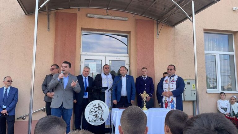 FOTO Deputatul George Șoldan a fost prezent la Liceul Tehnologic „Ștefan cel Mare” din Cajvana la deschiderea noului an școlar