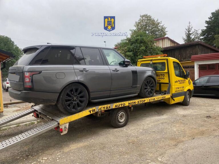 FOTO Trei rădăuțeni care furau mașini de lux din Marea Britanie au fost prinși în urma unor percheziții făcute de polițiștii suceveni
