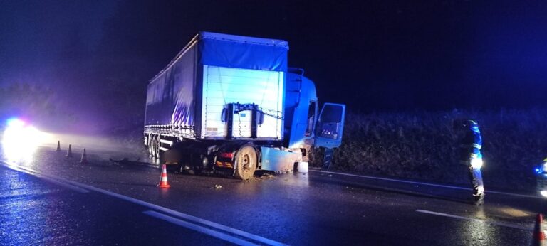 FOTO Un camion a fost implicat într-un accident rutier la ieșire din Poiana Stampei