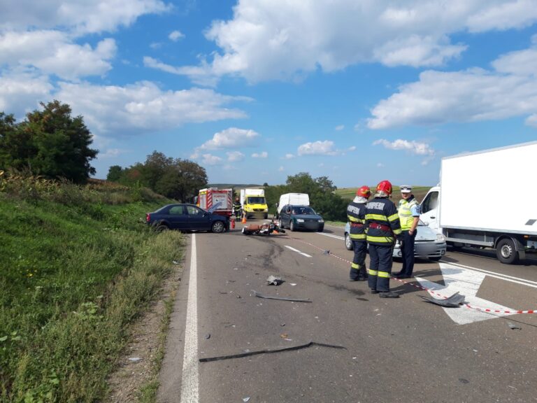FOTO Carambol între două mașini și o motocicletă produs de un bătrân de 71 de ani, la Cumpărătura