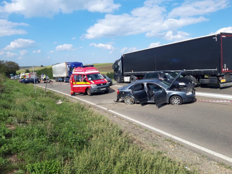 FOTO Două persoane au fost rănite în urma carambolului dintre două mașini și o motocicletă produs la Bunești