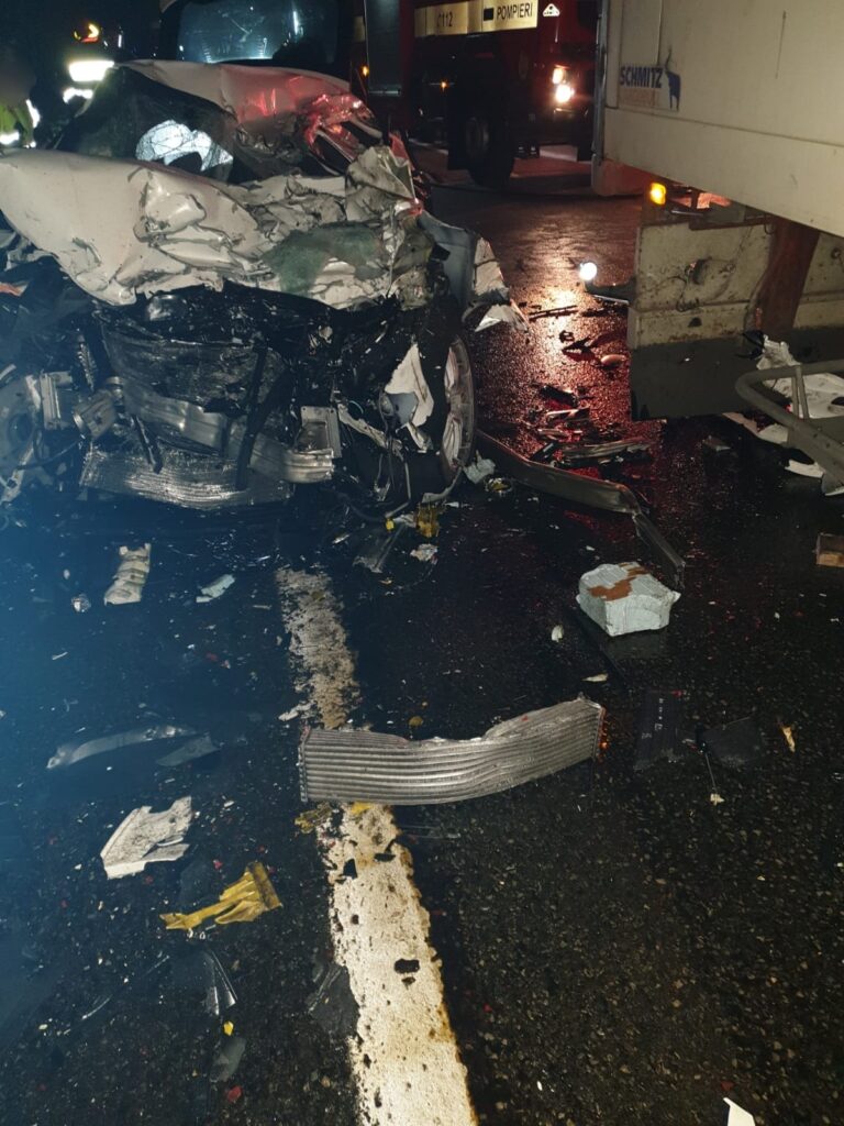FOTO Un șofer beat a fost băgat în spital de un TIR-ist care nu i-a acordat prioritate, la Gura Humorului