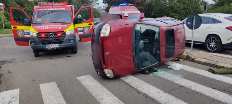 FOTO Accident produs într-o intersecție din zona Serpentine din municipiul Suceava. O femeie a rămas blocată într-una dintre mașini