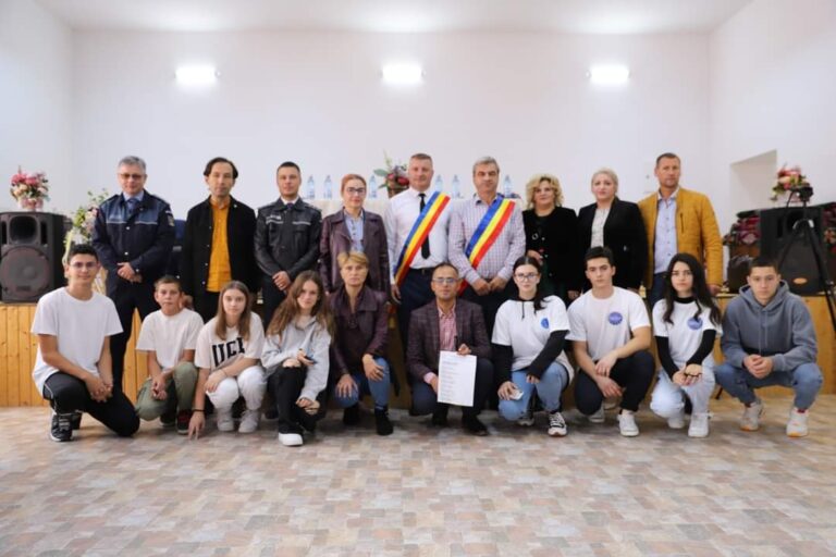 FOTO 67 de elevi din familii defavorizate din Vadu Moldovei și Forăști au primit ghiozdane școlar echipate, rechizite și dulciuri