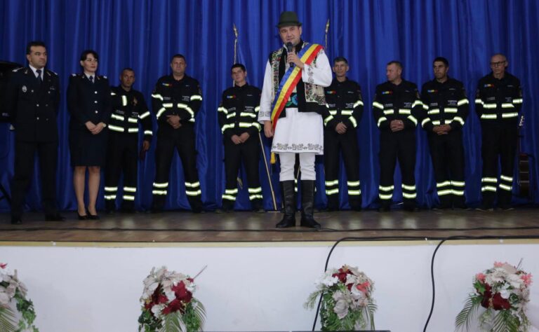 FOTO Primarul Radu Reziuc a oferit distincția „OAMENI PENTRU OAMENI” la peste 100 de locuitori din Mitocu Dragomirnei care au făcut front comun și au ajutat refugiații la începutul războiului din Ucraina: „Dumnezeu să răsplătească fiecăruia după faptele sale”