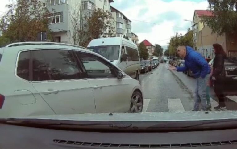 VIDEO Șoferița care a făcut o depășire pe trecerea pentru pietoni din fața Școlii Generale „Ion Creangă” Obcini a rămas fără permis pentru 120 de zile