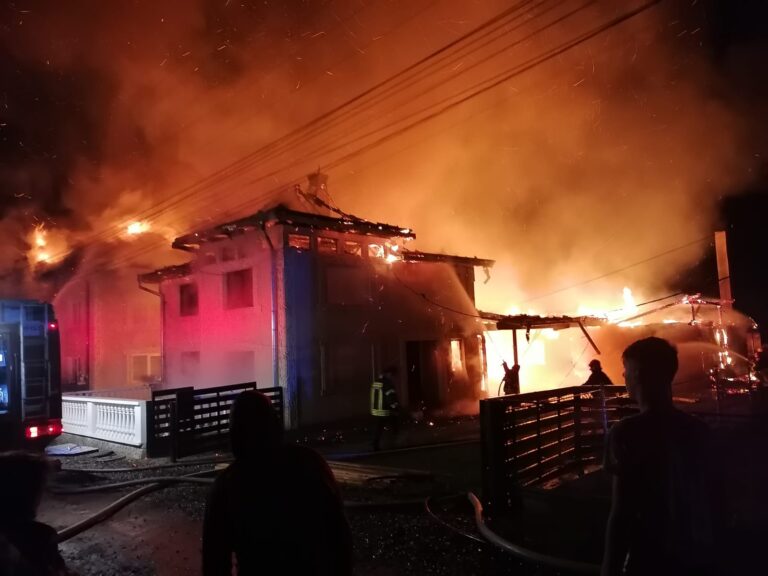 VIDEO FOTO Patru gospodării din Frumosu au fost afectate în urma unui incendiu de proporții