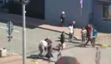 VIDEO Mai mulți indivizi de etnie romă din Pătrăuți s-au luat la bătaie în centrul Sucevei în amiaza mare