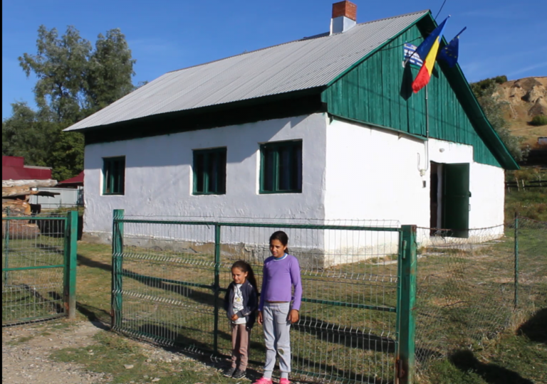 44 de elevi romi din cătunul Țîmpoceni – Păltinoasa sunt batjocoriți și tratați inuman: „Elevii învață într-o sală de sport care nu este încălzită corespunzător iarna şi fără acces direct la grupurile sanitare”