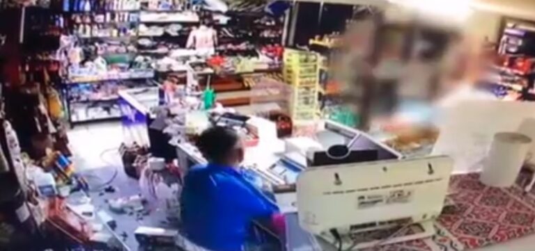 Patroana unui magazin din Capu Câmpului a fost bătută de un consătean nemulțumit de prețurile din local. Individul, care a distrus și mai multe bunuri din magazin, a fost reținut de polițiști