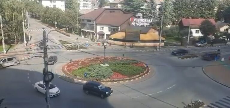 VIDEO Semafoarele din sensul giratoriu de la Orizont au fost anulate și mutate câțiva metri mai departe: „Când se făcea roșu toate mașinile rămâneau blocate și se crea un ambuteiaj”