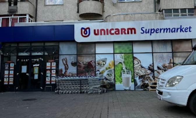 Un humorean a furat un baton de salam din magazinul Unicarm