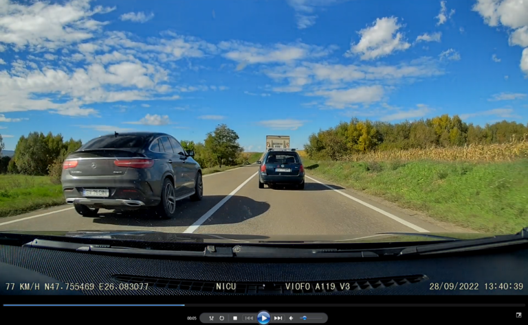 VIDEO Un șofer a fost surprins de camera de bord a altui participant la trafic în timp ce încearcă să decoleze cu mașina la ieșire din Dănila spre Iacobești, într-o zonă cu linie continuă