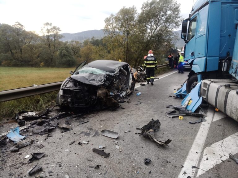FOTO Un tânăr de 26 de ani din Vama a murit după ce a intrat cu mașina pe contrasens și s-a izbit violent într-un TIR, la Câmpulung Moldovenesc