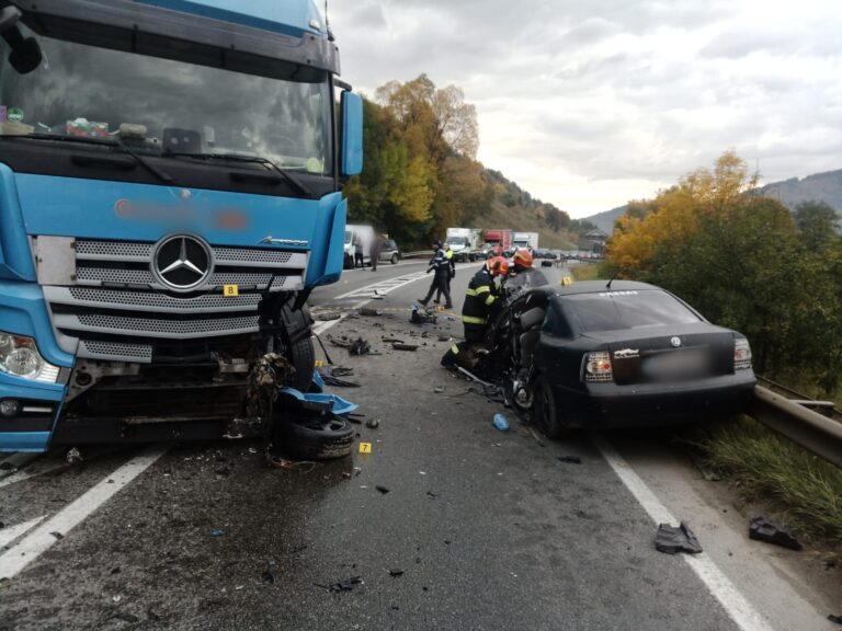 FOTO Un tânăr de 26 de ani a murit în urma impactului dintre un TIR și o mașină. Accidentul s-a produs la Câmpulung Moldovenesc