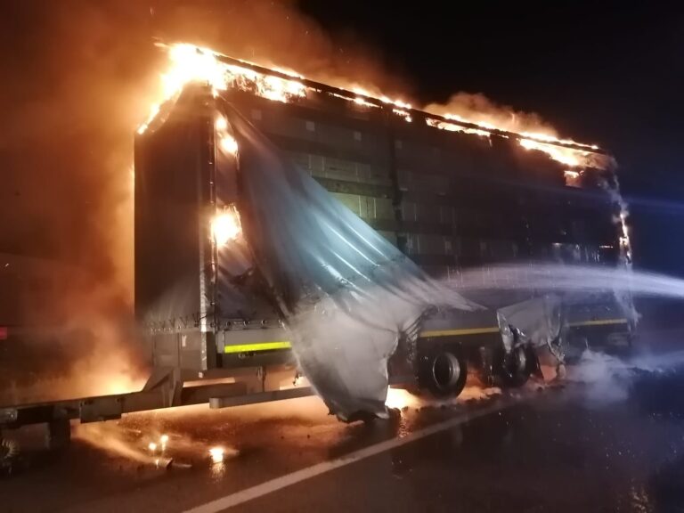 VIDEO FOTO Un camion încărcat cu cuptoare electrice a fost distrus de un incendiu produs la Spătărești