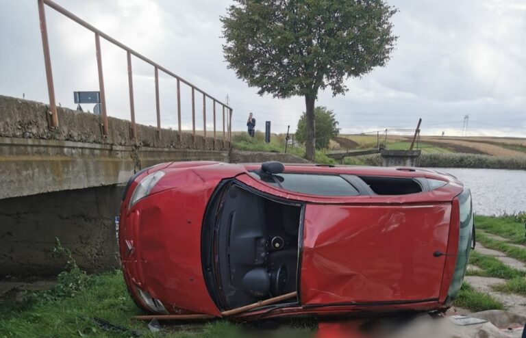 FOTO O femeie și-a pierdut viața după ce mașina în care se afla a plonjat de pe podul din apropierea iazului de la Bosanci