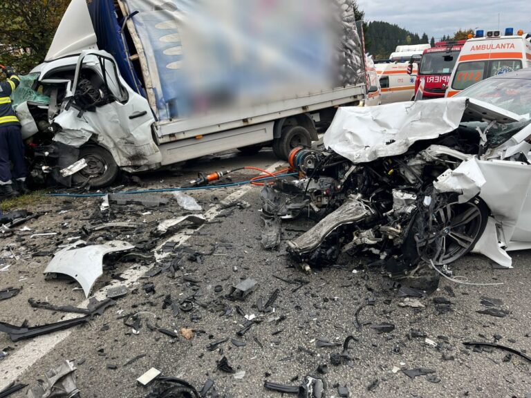 VIDEO FOTO Accident cu patru răniți produs la Vatra Dornei. Două dintre victime au rămas încarcerate