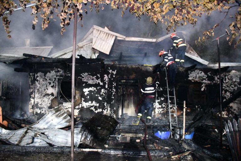FOTO O gospodărie din Volovăț a fost mistuită de un incendiu puternic