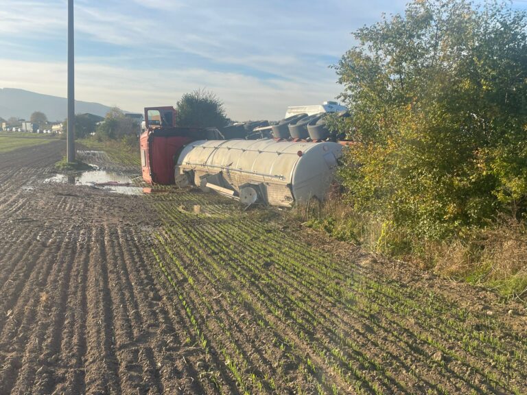 FOTO Accident produs între o cisternă încărcată cu vin și un utilaj agricol, la Berchișești
