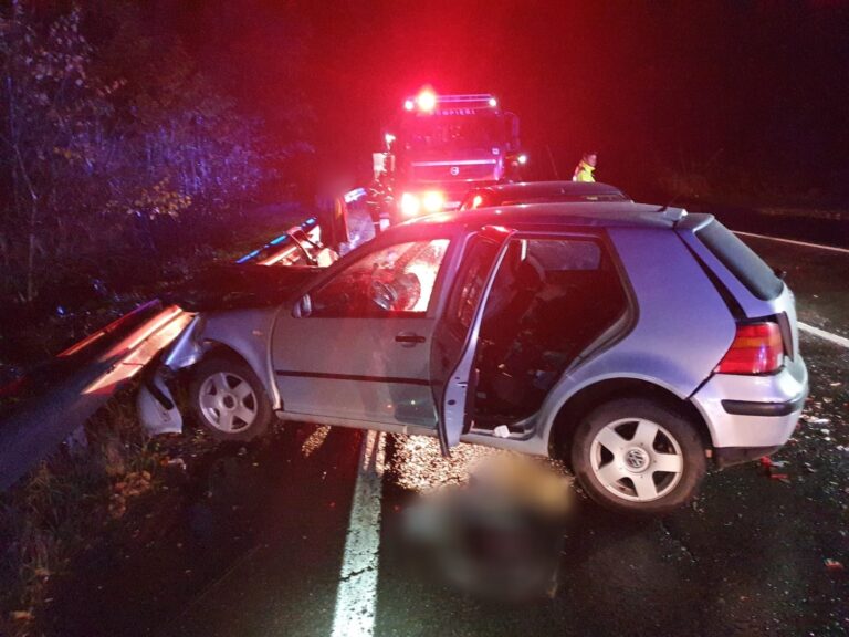 FOTO Grav accident de circulație produs noaptea trecută la Păltinoasa. O femeie a fost transportată în stare critică la spital