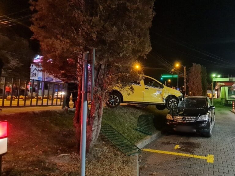 FOTO Cinci persoane au fost rănite într-un accident produs în giratoriul de la McDonald’s. Un taximetrist a fost aproape de a ajunge cu mașina în restaurant