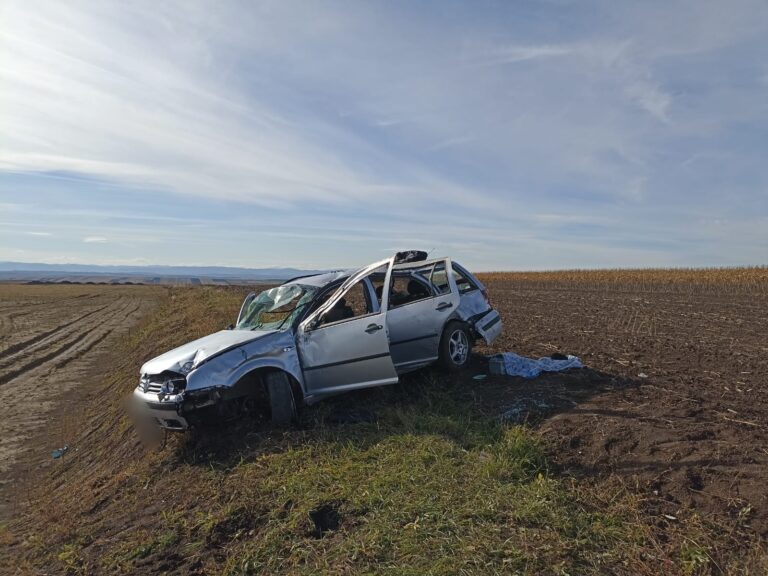 Un șofer s-a răsturnat cu mașina pe un ogor din Cumpărătura după ce s-a speriat de un vehicul care a virat brusc la stânga