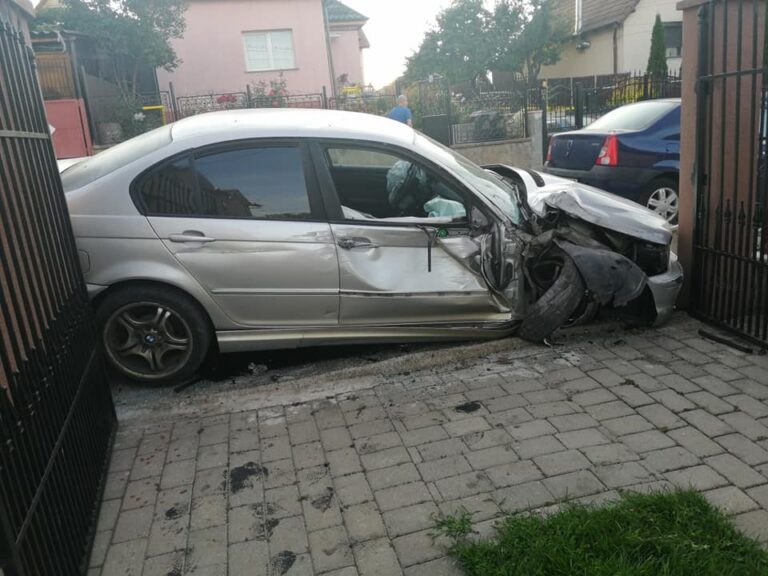 Un șofer beat a intrat cu BMW-ul în poarta de la Trans Luky Frasin