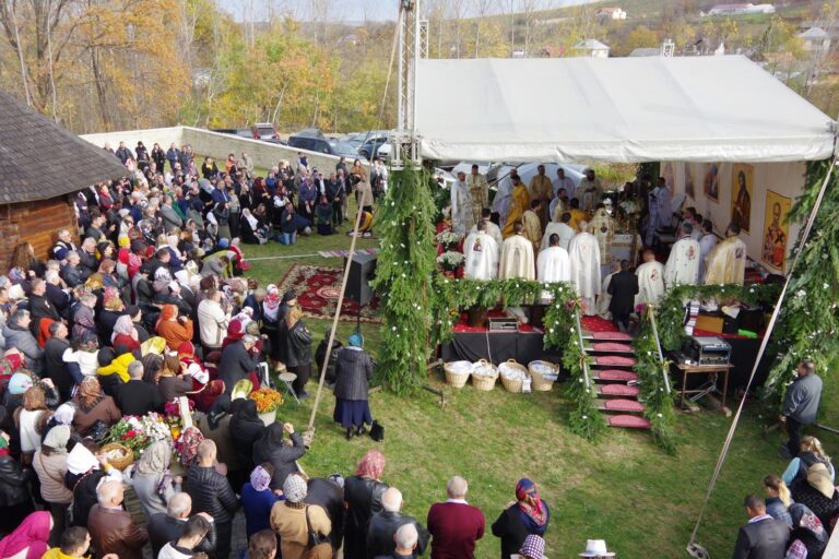 FOTO Biserica din lemn din Adâncata, cu hramul Sfântul Dumitru, a fost resfințită: „Județul Suceava are 35 de biserici din lemn din care 17 sunt incluse în Ruta bisericilor de lemn din Bucovina”
