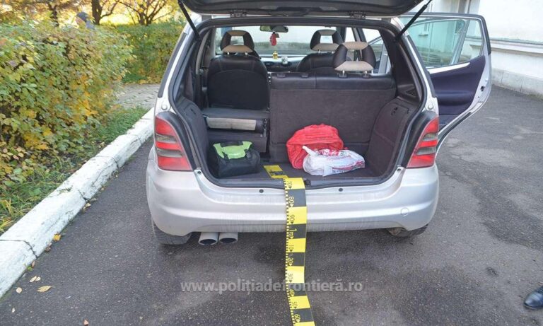 Țigări de contrabandă găsite în două mașini care veneau din Ucraina în România, în Vama Siret