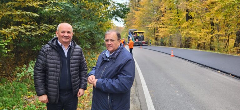 FOTO Gheorghe Flutur și primarul Viorel Cucu de la Adâncata au fost prezenți la începerea lucrărilor de modernizare a DN 29A, tronsonul Adâncata – Zvoriștea: „Sunt lucrări așteptate de cel puțin 10 ani”