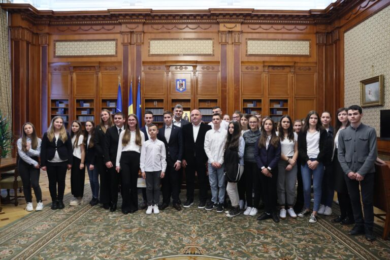 FOTO 50 de elevi de ZECE din Satu Mare și Cornu Luncii au fost duși într-o excursie la București de către parlamentarii suceveni Ioan Stan, George Șoldan și Eugen Bejinariu: „Întotdeauna dacă înveți bine, ai parte și de recompense”