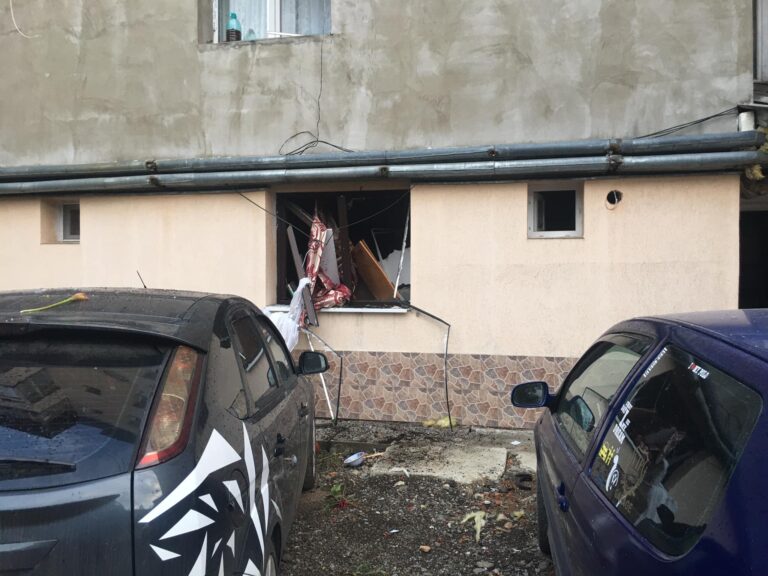FOTO 16 apartamente și două mașini au fost distruse după ce o butelie a explodat într-un bloc din Vatra Dornei