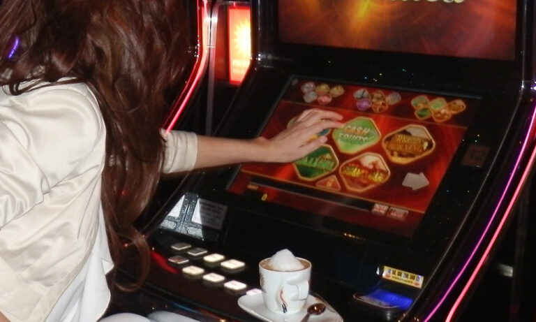 O rădăuțeancă și-a dat soțul pe mâna Poliției după ce bărbatul a scos-o dintr-un cazinou și a trimis-o la cratiță