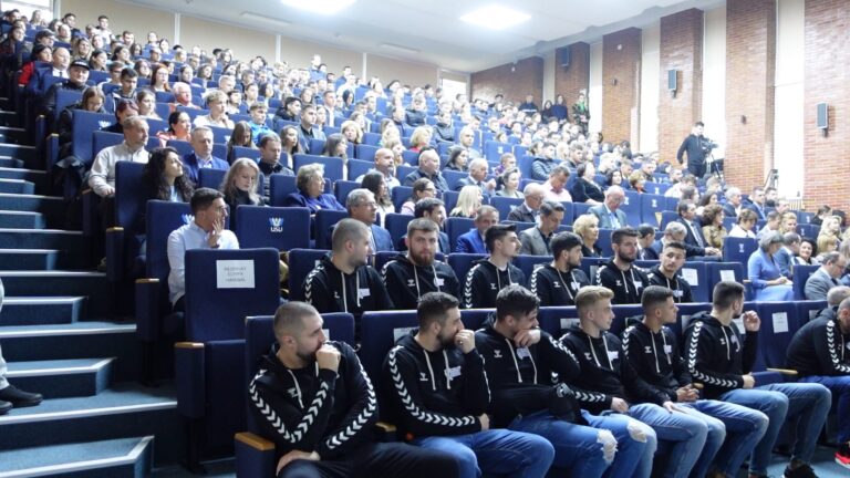 FOTO USV și-a deschis porțile pentru noul an universitar 2022 – 2023: „În fiecare an, din ce în ce mai mulți tineri aleg să studieze la USV, alăturându-se astfel unei comunități academice de peste 10.000 de studenți”