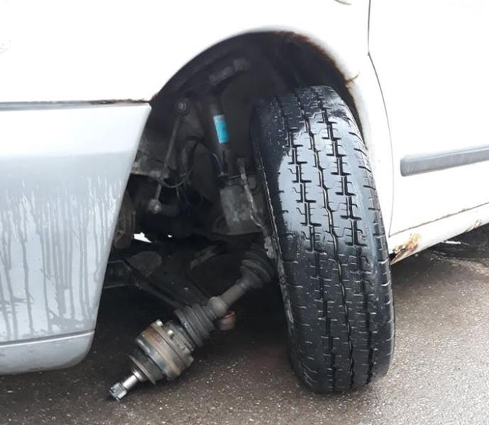 Un Merțan a rămas fără o roată la mașină după ce a fost izbit într-o bordură de pe o stradă din Suceava. În mașină se aflau o tânără și un bărbat, unul mai beat ca altul