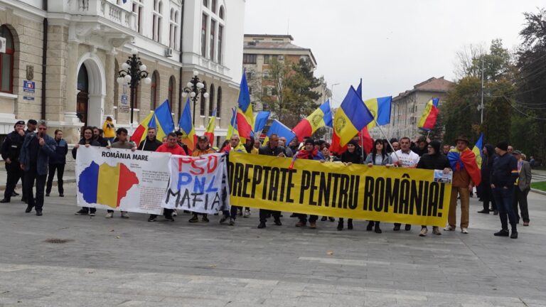 FOTO Sute de oameni au luat parte la protestul organizat de AUR în centrul Sucevei: „Protestăm, în primul rând, față de liberalizarea pieței de energie electrică”