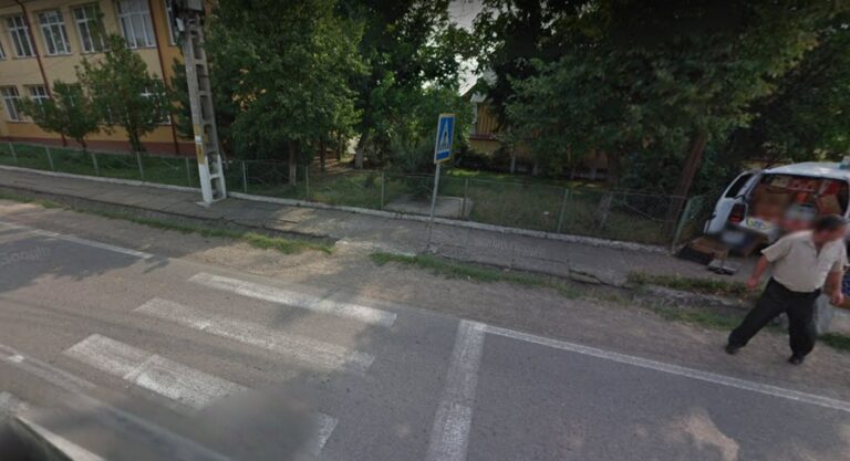 O femeie a fost lovită de un scuter pe o trecere pentru pietoni din Iaslovăț