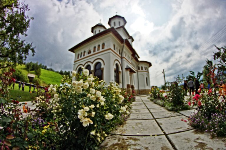 Preotul de la Biserica Sfântul Nicolae din Sadova a fost găsit decedat în curtea lăcașului de cult