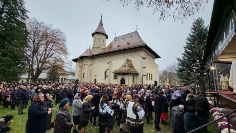 FOTO Biserica „Sfântul Mare Mucenic Gheorghe” a Mănăstirii „Sfântul Ioan cel Nou” a împlinit jumătate de mileniu de la sfințire