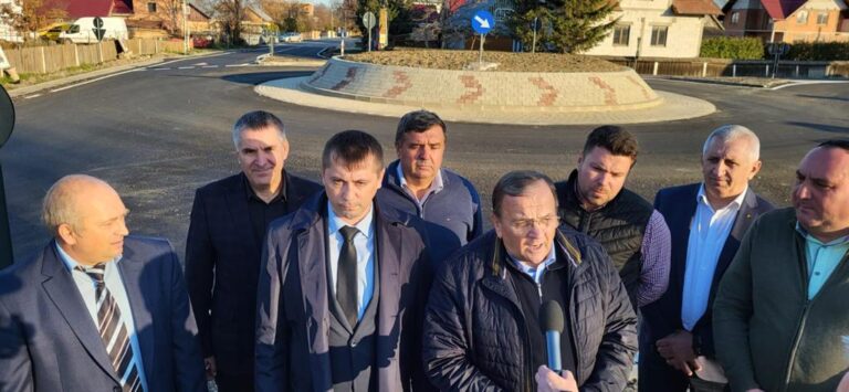 FOTO Gheorghe Flutur a inaugurat astăzi 35 de kilometri de drumuri județene pe sectoarele Siret – Mușenița – Frătăuții Noi și Bilca – Frătăuții Vechi – Rădăuți