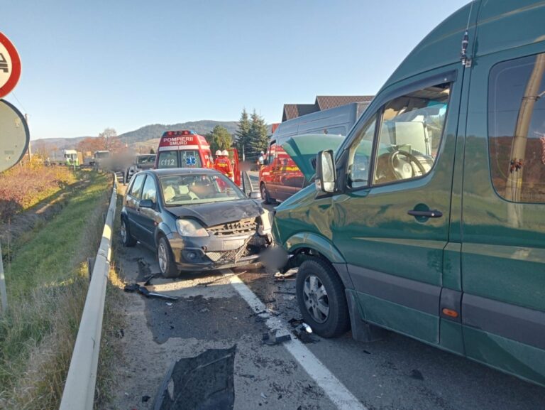 FOTO Trei persoane au fost rănite în urma unui carambol produs între patru mașini, la Frasin. Traficul rutier este blocat pe ambele sensuri