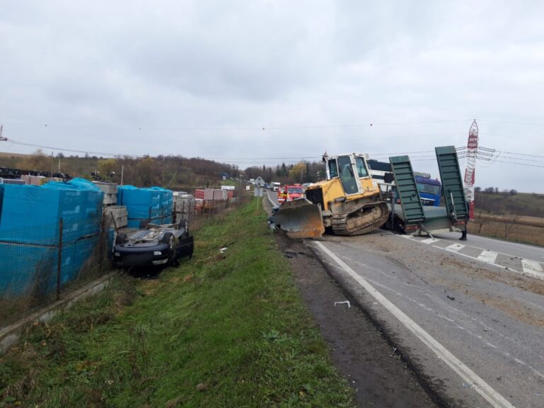 FOTO Trei persoane au fost rănite după ce un utilaj a căzut de pe o platformă peste două autoturisme, la Fântâna Mare