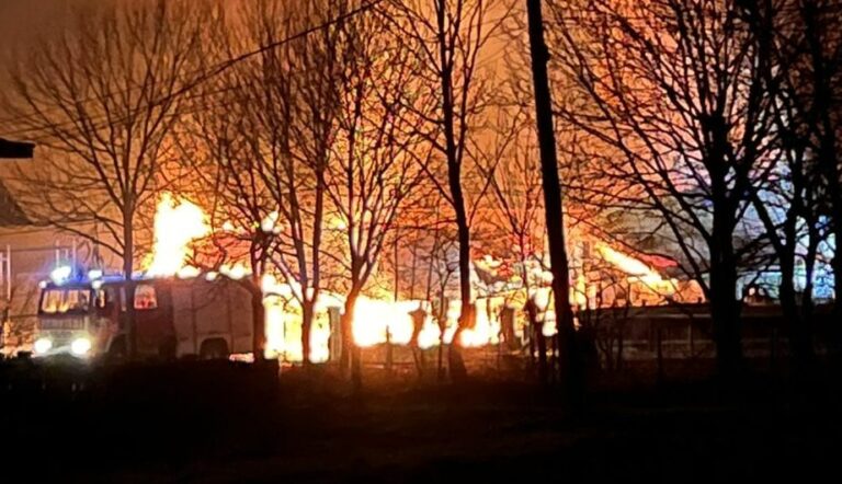 VIDEO Casa părinților unui valutist din Iaslovăț a fost cuprinsă de un incendiu extrem de puternic
